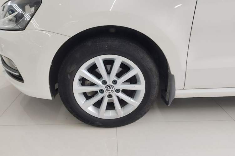 Used Volkswagen Polo 2014 1.6L Automatic Luxury Edition Left Front Wheel Hub