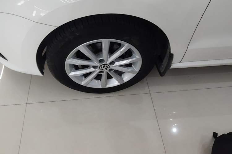 Used Volkswagen Polo 2014 1.6L Automatic Luxury Edition Left Front Wheel Hub