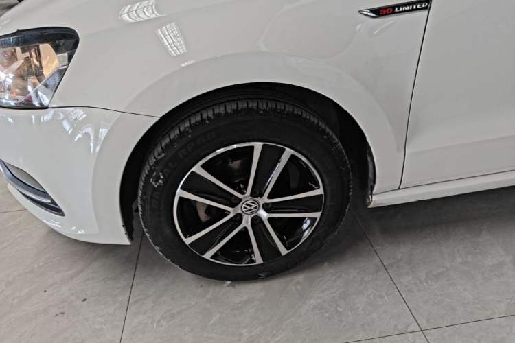 Used Volkswagen Polo 2014 1.6L Automatic Comfort Edition Left Front Wheel Hub