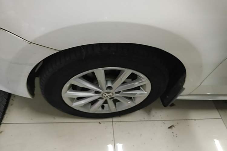 Used Volkswagen Polo 2014 1.6L Automatic Luxury Edition Left Front Wheel Hub
