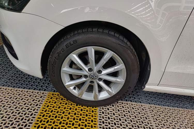 Used Volkswagen Polo 2014 1.6L Automatic Luxury Edition Left Front Wheel Hub