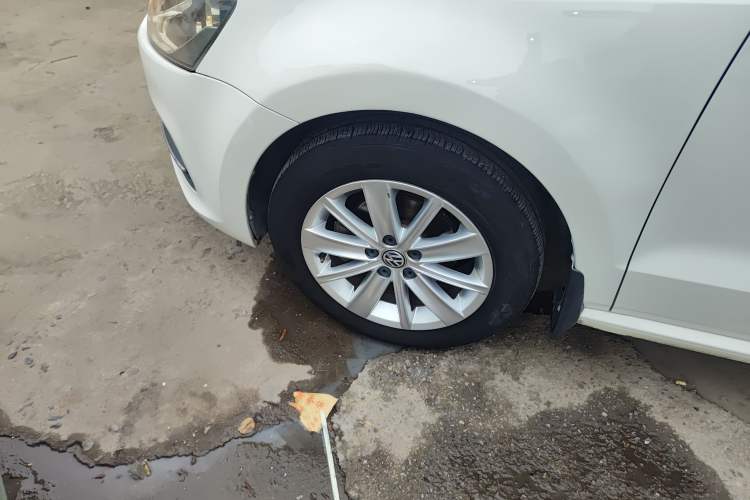 Used Volkswagen Polo 2014 1.6L Automatic Comfort Edition Left Front Wheel Hub