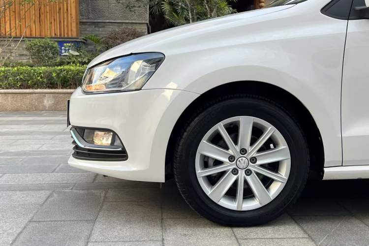 Used Volkswagen Polo 2014 1.4L Automatic Comfort Edition Left Front Wheel Hub