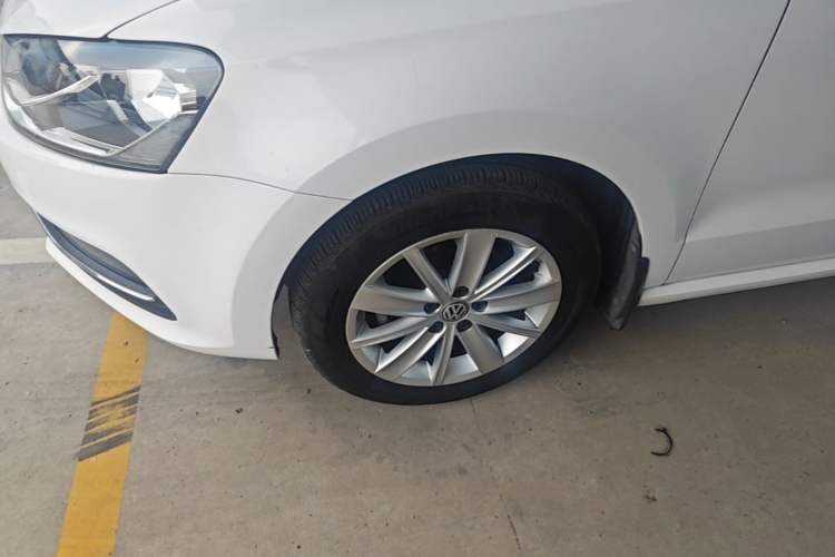 Used Volkswagen Polo 2014 1.6L Automatic Comfort Edition Left Front Wheel Hub