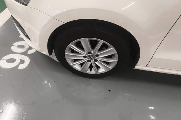 Used Volkswagen Polo 2014 1.6L Automatic Comfort Edition Left Front Wheel Hub