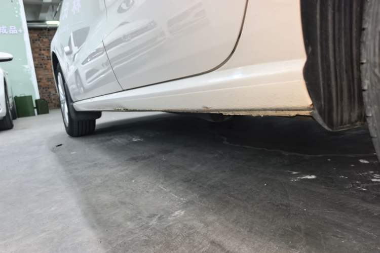 Used Volkswagen Polo 2014 1.6L Automatic Comfort Edition Left Side Sill