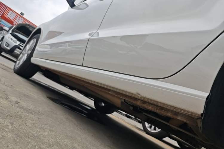 Used Volkswagen Polo 2014 1.6L Automatic Luxury Edition Left Side Sill