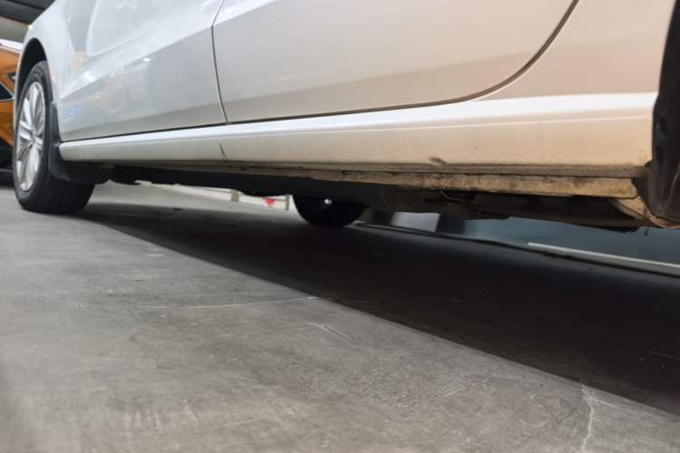 Used Volkswagen Polo 2014 1.6L Automatic Comfort Edition Left Side Sill