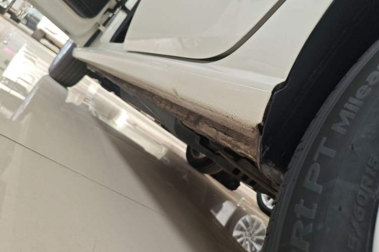 Used Volkswagen Polo 2014 1.4L Automatic Luxury Edition Left Side Sill
