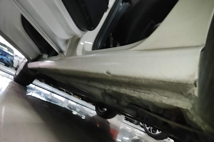 Used Volkswagen Polo 2014 1.6L Automatic Luxury Edition Left Side Sill