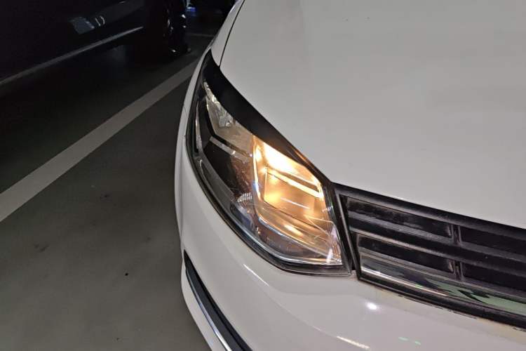 Used Volkswagen Polo 2014 1.6L Automatic Comfort Edition Right Front Headlight