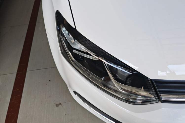 Used Volkswagen Polo 2014 1.4L Automatic Comfort Edition Right Front Headlight