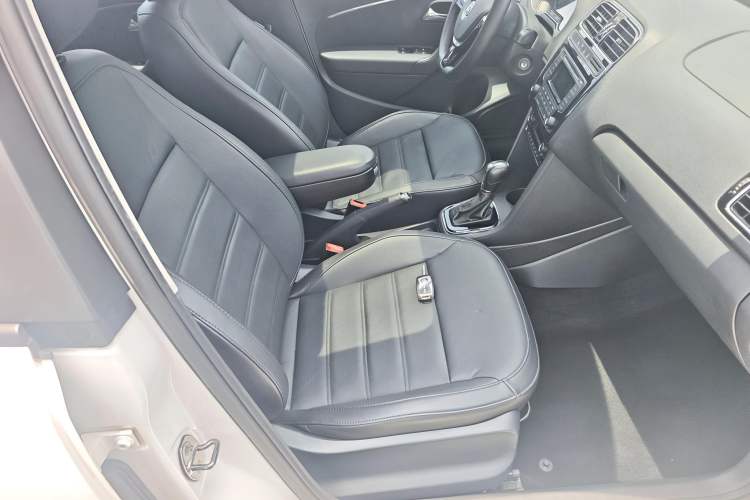 Used Volkswagen Polo 2014 1.6L Automatic Luxury Edition Right Front Seat