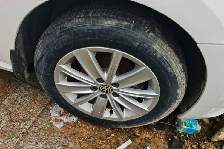 Used Volkswagen Polo 2014 1.4L Automatic Comfort Edition Right Front Wheel Hub