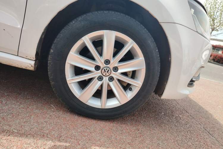 Used Volkswagen Polo 2014 1.4L Automatic Comfort Edition Right Front Wheel Hub