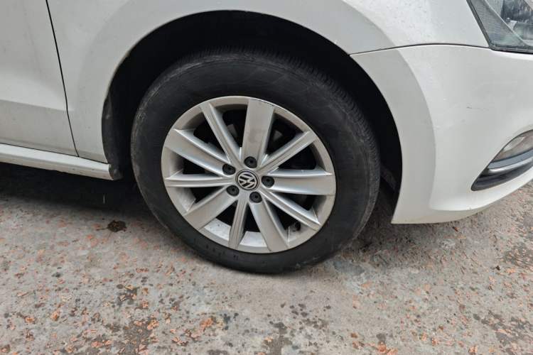 Used Volkswagen Polo 2014 1.6L Automatic Comfort Edition Right Front Wheel Hub