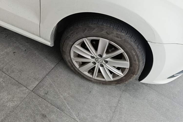 Used Volkswagen Polo 2014 1.4L Automatic Comfort Edition Right Front Wheel Hub
