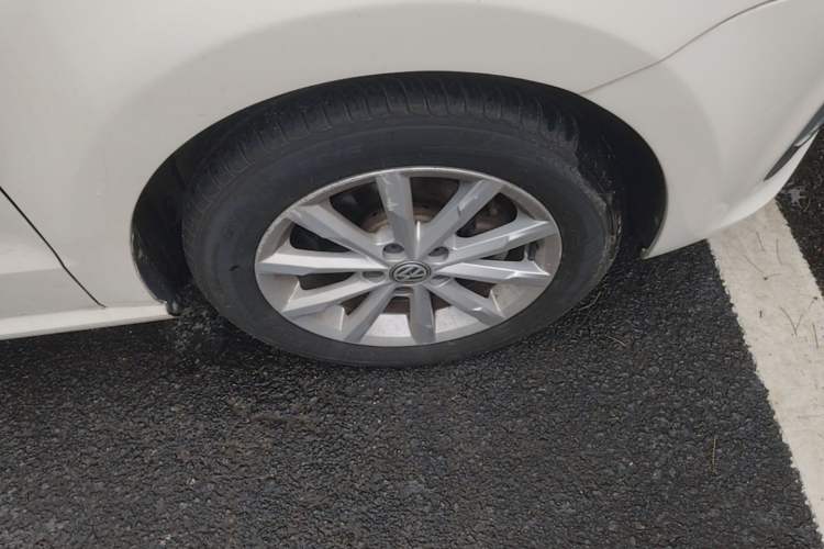Used Volkswagen Polo 2014 1.6L Automatic Luxury Edition Right Front Wheel Hub