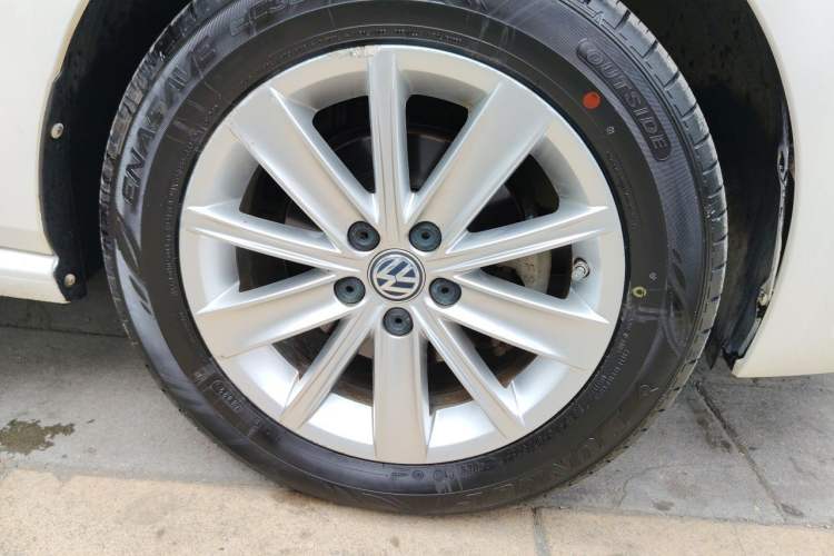 Used Volkswagen Polo 2014 1.4L Automatic Comfort Edition Right Front Wheel Hub