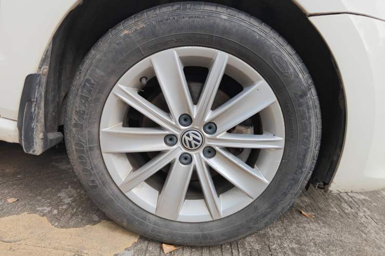 Used Volkswagen Polo 2014 1.4L Automatic Comfort Edition Right Front Wheel Hub
