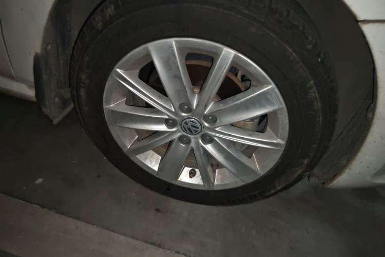 Used Volkswagen Polo 2014 1.4L Automatic Comfort Edition Right Front Wheel Hub