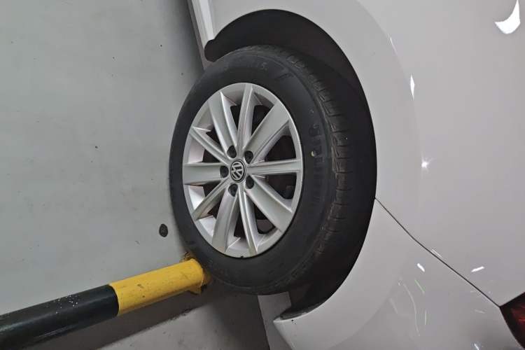 Used Volkswagen Polo 2014 1.6L Automatic Comfort Edition Right Front Wheel Hub
