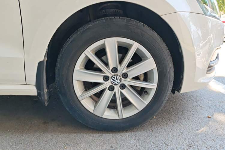Used Volkswagen Polo 2014 1.6L Automatic Comfort Edition Right Front Wheel Hub
