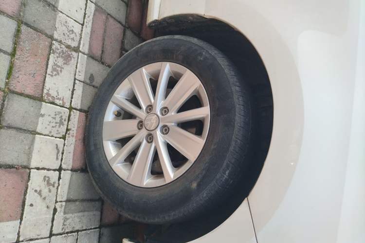Used Volkswagen Polo 2014 1.4L Manual Fashion Edition Right Front Wheel Hub