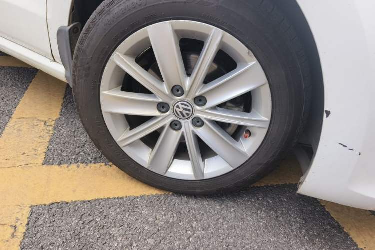 Used Volkswagen Polo 2014 1.4L Automatic Comfort Edition Right Front Wheel Hub