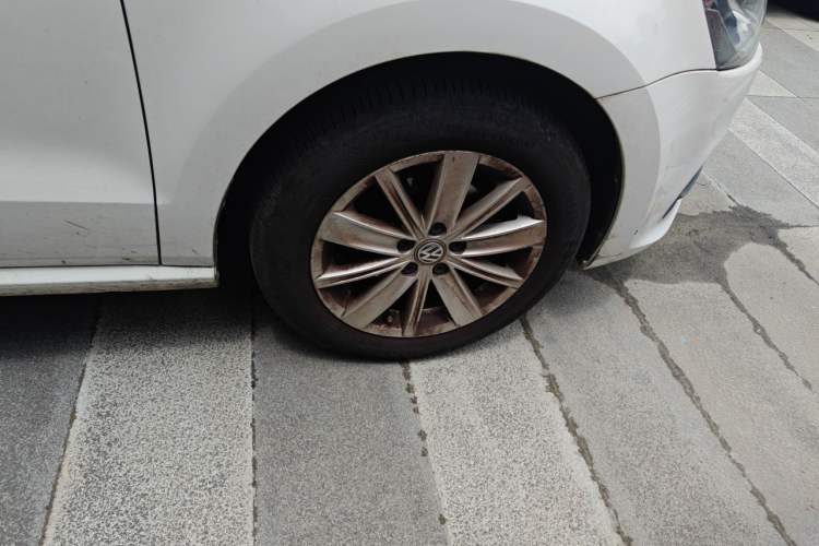 Used Volkswagen Polo 2014 1.4L Automatic Comfort Edition Right Front Wheel Hub
