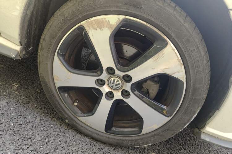 Used Volkswagen Polo 2014 1.6L Automatic Luxury Edition Right Front Wheel Hub