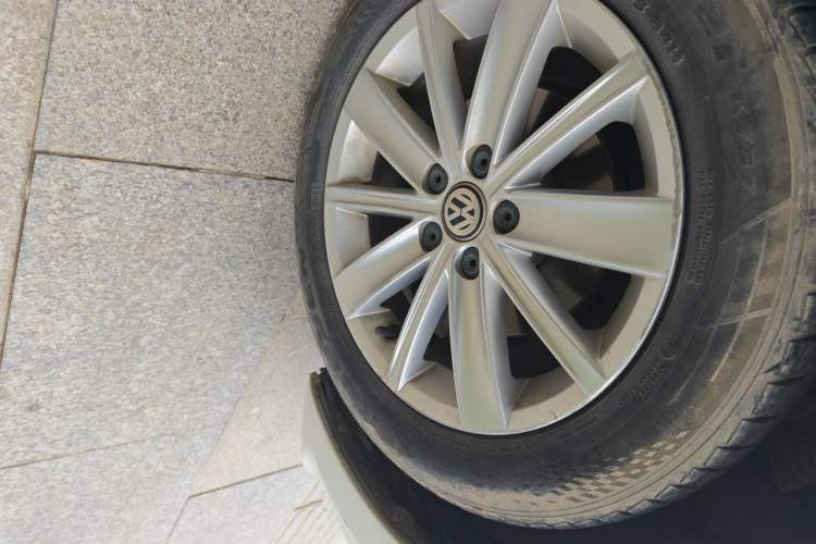 Used Volkswagen Polo 2014 1.4L Automatic Comfort Edition Right Front Wheel Hub