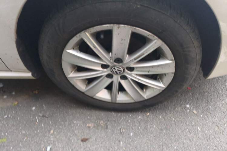 Used Volkswagen Polo 2014 1.4L Automatic Comfort Edition Right Front Wheel Hub