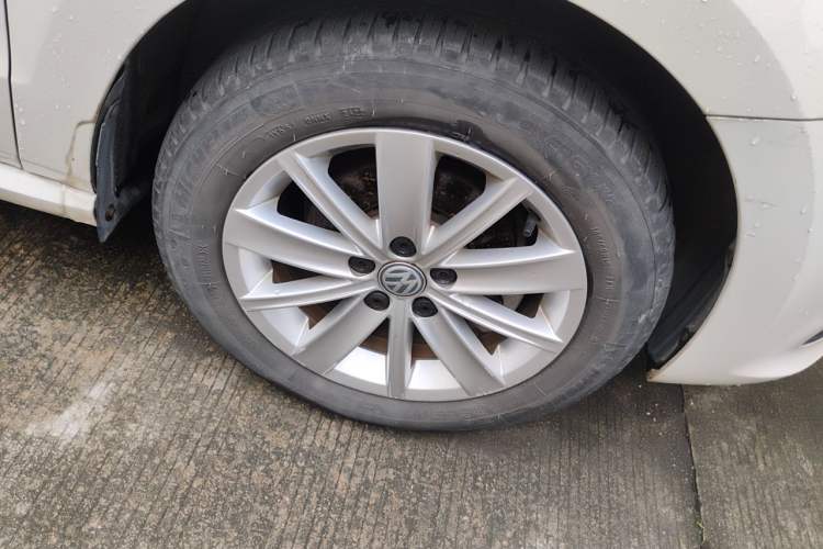 Used Volkswagen Polo 2014 1.6L Automatic Comfort Edition Right Front Wheel Hub