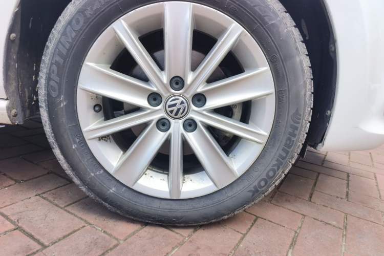Used Volkswagen Polo 2014 1.4L Automatic Comfort Edition Right Front Wheel Hub