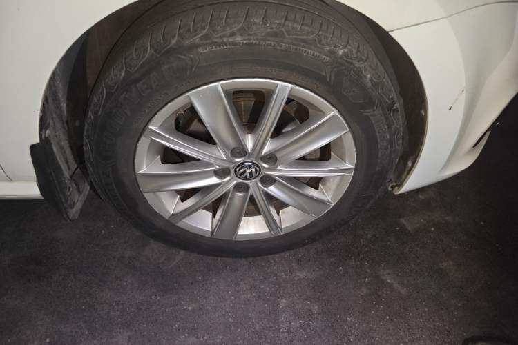 Used Volkswagen Polo 2014 1.4L Automatic Comfort Edition Right Front Wheel Hub