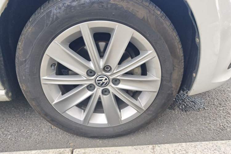 Used Volkswagen Polo 2014 1.6L Automatic Comfort Edition Right Front Wheel Hub