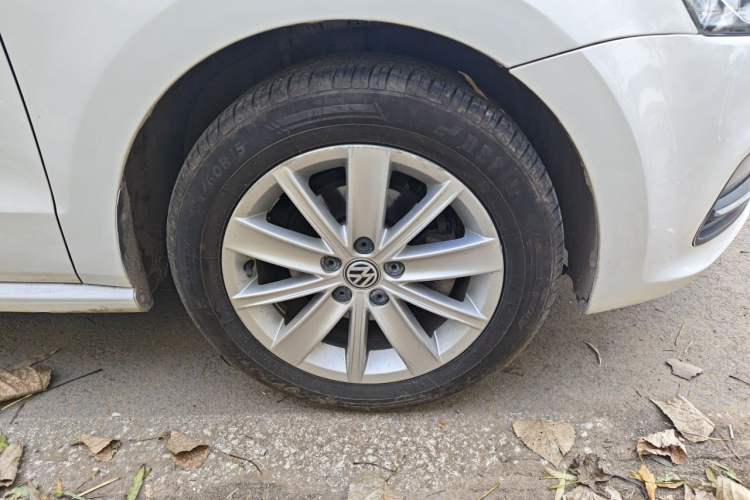 Used Volkswagen Polo 2014 1.4L Automatic Comfort Edition Right Front Wheel Hub