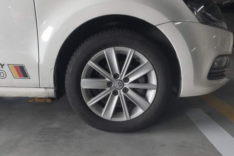 Used Volkswagen Polo 2014 1.4L Automatic Comfort Edition Right Front Wheel Hub