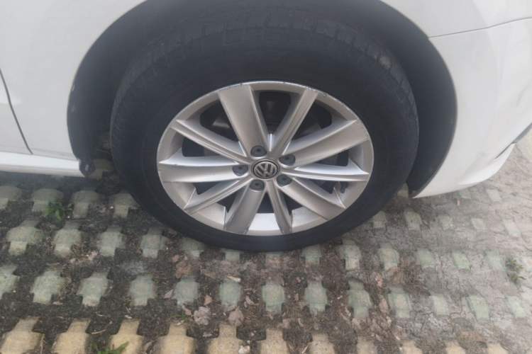 Used Volkswagen Polo 2014 1.6L Automatic Comfort Edition Right Front Wheel Hub