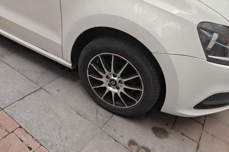 Used Volkswagen Polo 2014 1.4L Manual Fashion Edition Right Front Wheel Hub
