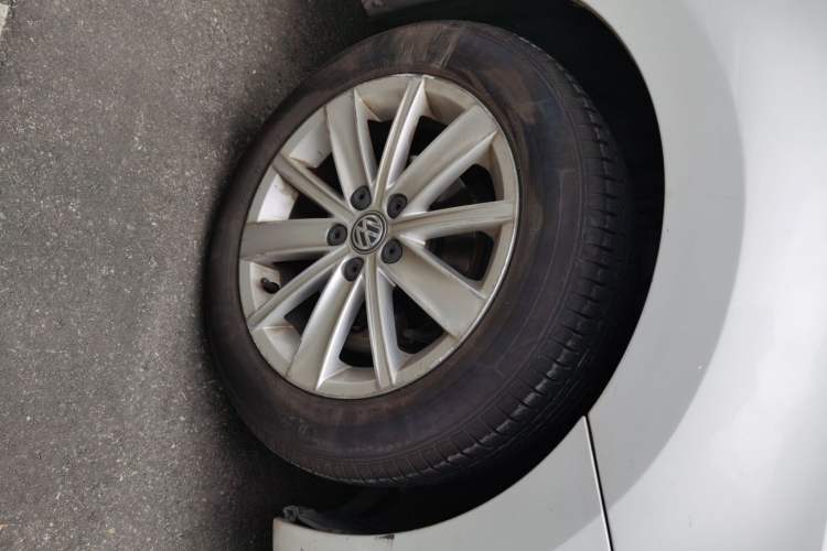 Used Volkswagen Polo 2014 1.6L Automatic Comfort Edition Right Front Wheel Hub