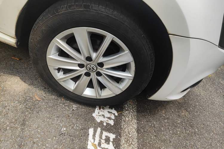 Used Volkswagen Polo 2014 1.6L Automatic Comfort Edition Right Front Wheel Hub