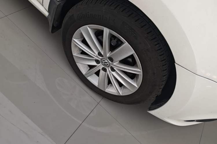 Used Volkswagen Polo 2014 1.6L Automatic Comfort Edition Right Front Wheel Hub