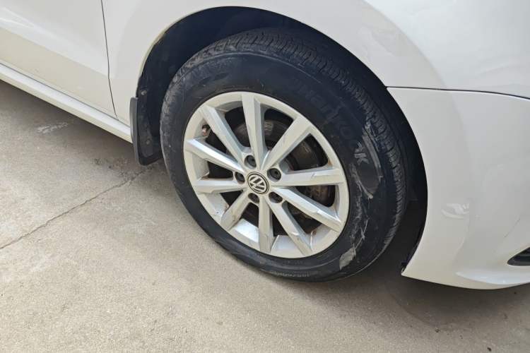 Used Volkswagen Polo 2014 1.6L Automatic Luxury Edition Right Front Wheel Hub