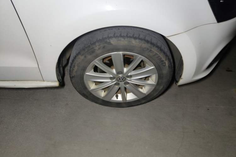 Used Volkswagen Polo 2014 1.4L Automatic Comfort Edition Right Front Wheel Hub