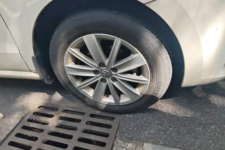 Used Volkswagen Polo 2014 1.6L Automatic Comfort Edition Right Front Wheel Hub
