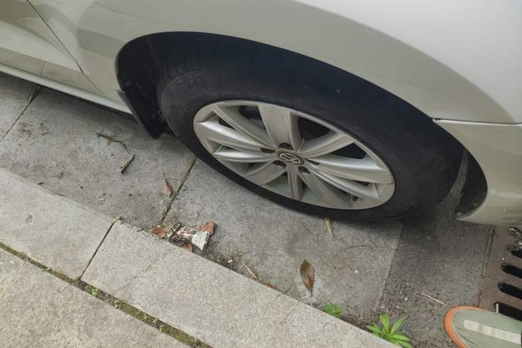 Used Volkswagen Polo 2014 1.4L Automatic Comfort Edition Right Front Wheel Hub