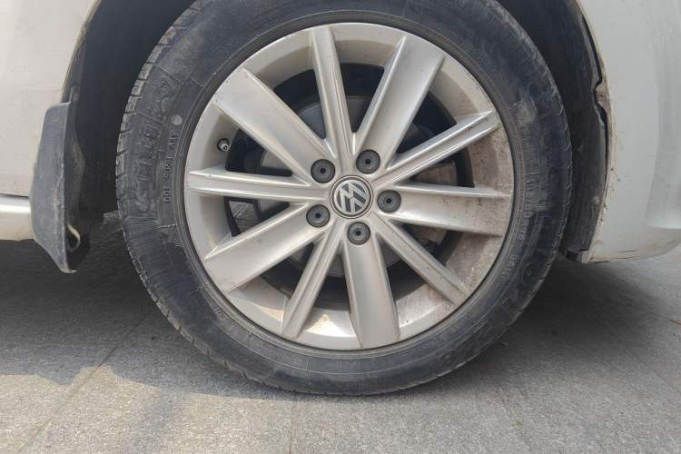 Used Volkswagen Polo 2014 1.6L Manual Comfort Edition Right Front Wheel Hub