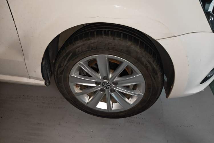 Used Volkswagen Polo 2014 1.6L Automatic Comfort Edition Right Front Wheel Hub